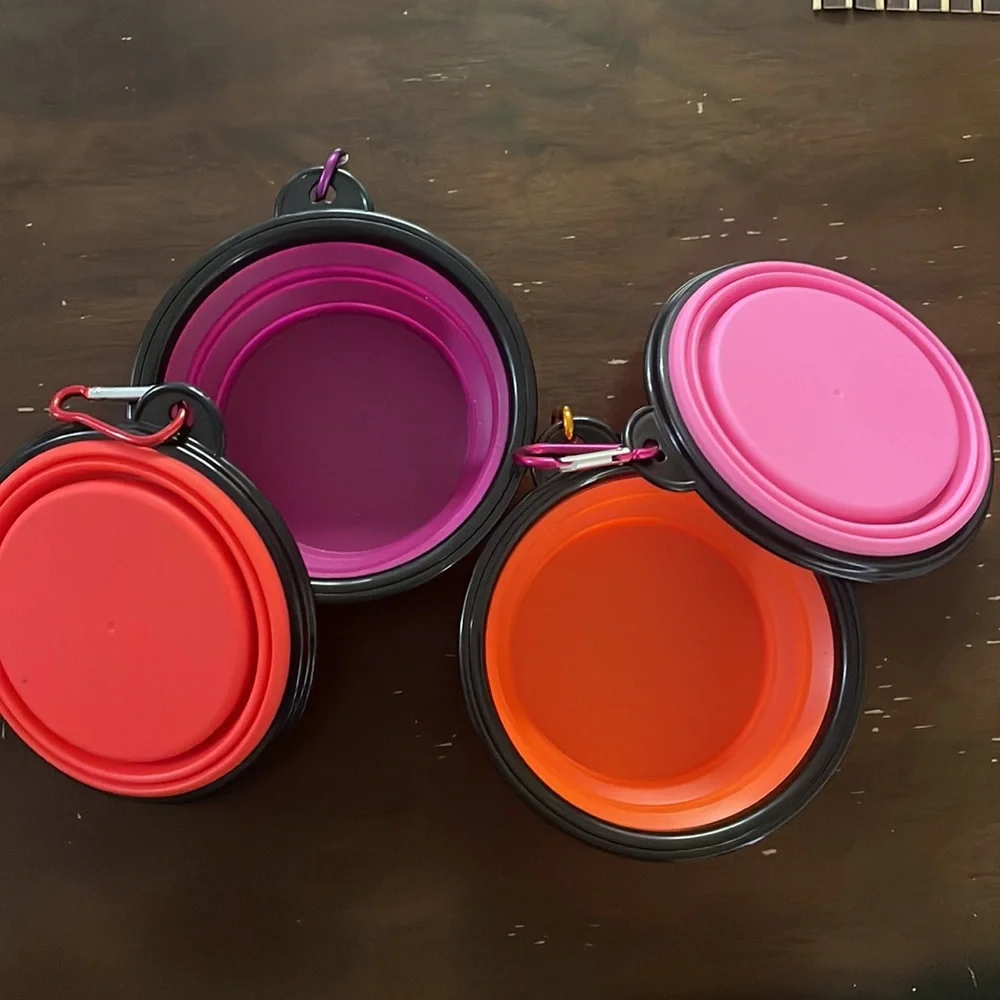 4 Small silicone pet food/water expandable bowls